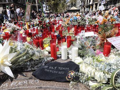 Una camiseta de la brigada m&oacute;vil de los Mossos d&#039;Esquadra, entre las ofrendas a las v&iacute;ctimas del atentado de la Rambla. 