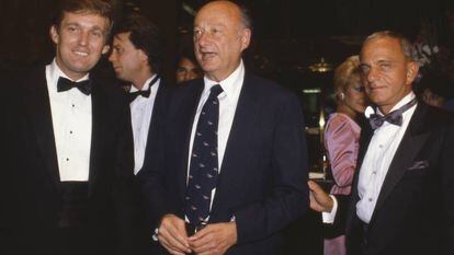 De izquierda a derecha, Donald Trump, el alcalde Ed Koch y Roy Cohn en la inauguraci&oacute;n de la Torre Trump en 1983.