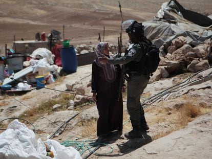 Una palestina discute con un soldado israelí durante la demolición de ocho edificios en Hebrón, en junio de 2020.