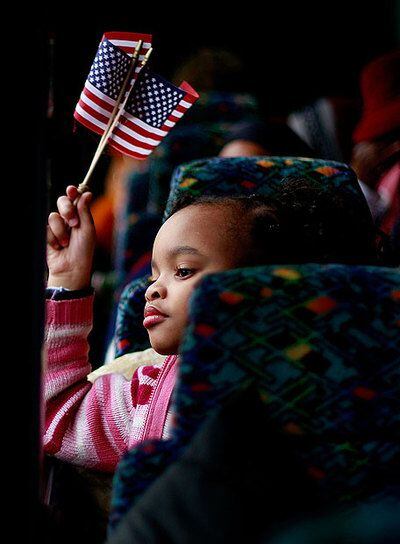 Una niña viaja con su familia en autobús de Birmingham (Alabama) a Washington para las festividades.