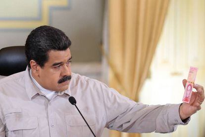 Maduro sostiene un billete de 20.000 bolívares.