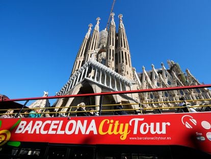 Un autobús turístico pasa junto a la Sagrada Familia de Barcelona durante el puente de la Inmaculada Concepción.