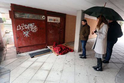 Concejales socialistas y vecinos de Latina visitan el distrito para ver su abandono.