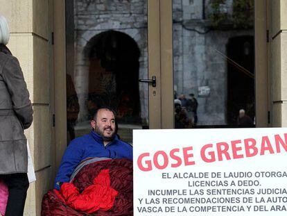 Aitor Aurrekoetxea en la puerta del Ayuntamiento de Llodio tras 24 horas de huelga de hambre.
