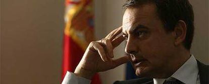 El presidente del Gobierno, José Luis Rodríguez Zapatero, en un momento de la entrevista, celebrada el viernes pasado en La Moncloa.