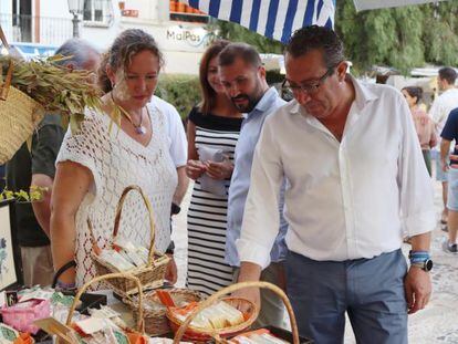 El alcalde de Benidor, Toni Pérez, esta semana en una visita a los talleres de 'Les Nits del Castell'.