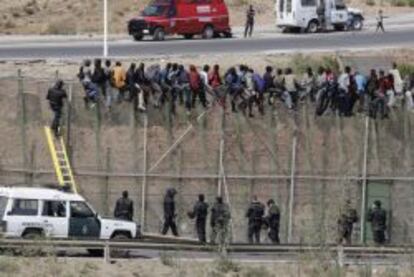 Parte de los inmigrantes que han estado hoy encaramados en la valla de Melilla.