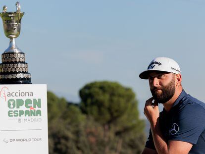 Jon Rahm, este martes junto al trofeo del Open de España, en el Club de Campo Villa de Madrid.