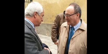 El presidente de Ausbanc, Luis Pineda, y el gobernador del Banco de España, Luis María Linde, departen sobre Banco Madrid en un encuentro hipotecario en Granada, en 2015.