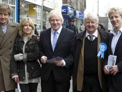 De izquierda a derecha los hermanos Leo, Rachel y Boris Johnson, su padre, Stanley, y su otro hermano, Jo Johnson, en mayo de 2012.