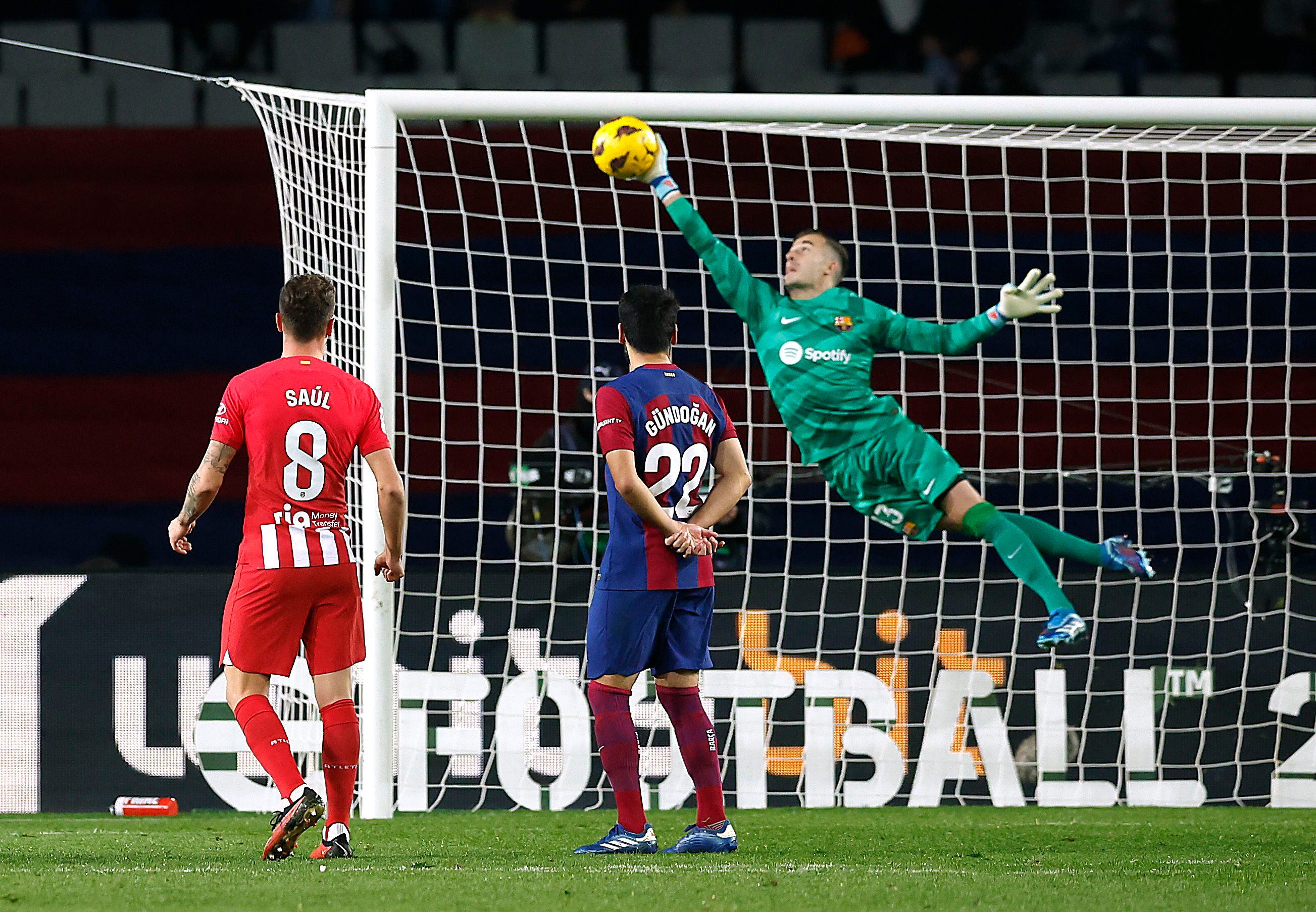 Peña para el lanzamiento de falta de Depay en el envite ante el Atlético.