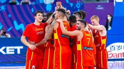 La selección española de baloncesto celebra un triunfo en el Eurobasket de 2022.