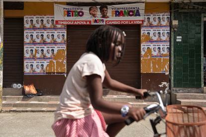 Una niña cruza frente a carteles de la campaña política de Gustavo Petro y Francia Márquez.