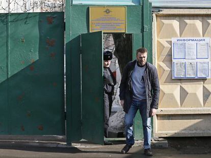 El l&iacute;der opositor Alex&eacute;i Navalni sale este viernes de un centro de detenci&oacute;n en Mosc&uacute; tras pasar 15 d&iacute;as arrestado por repartir panfletos en el metro.