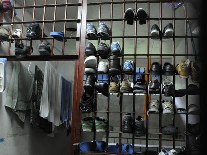 Reja de de una celda donde los reos ponen su par de zapatos en Costa Rica