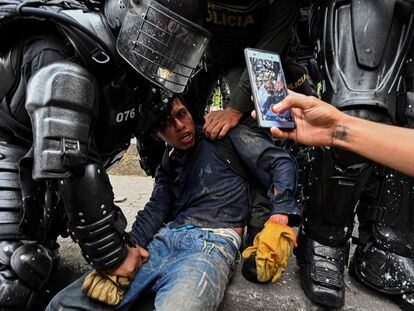Agentes de la policía colombiana arrestan a un manifestante durante una protesta contra el Gobierno en Cali, Colombia, el día de ayer.