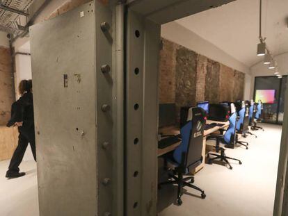 La sala de videojocs a l'antiga caixa forta de l'oficina bancària.