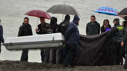 El momento del levantamiento de un cadáver en la playa del Tarajal tras la tragedia.