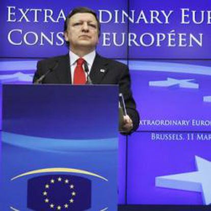 El presidente de la CE, José Manuel Durao Barroso y el presidente del Consejo Europeo, Herman Van Rompuy, al final de una cumbre extraordinaria de la UE que debatió la crisis libia.