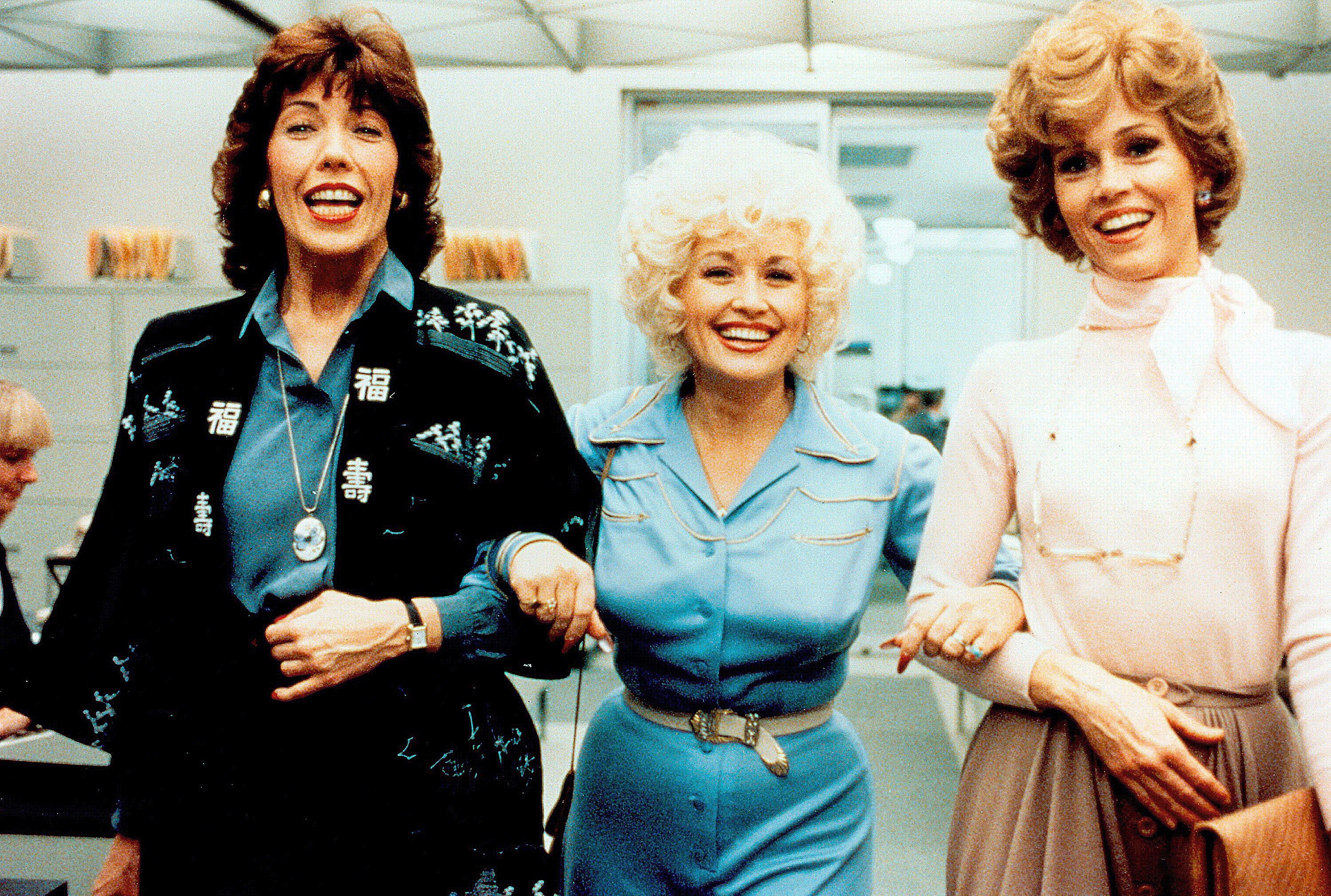 Dolly Parton, entre Lily Tomlin (izquierda) y Jane Fonda, en un fotograma de la película 'Nine to Five', de 1980.