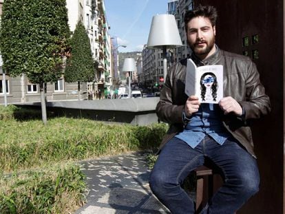 Pablo Carrera, olímpico de tiro, posa con el libro de poesías que acaba de publicar.
