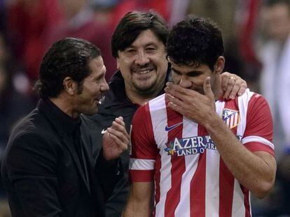 Diego Costa charla con Simeone y Germán Burgos tras ser sustituido en el último partido de Liga