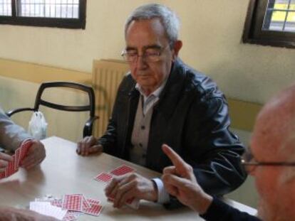 Un grupo de jubilados juega a las cartas en un cnetro de la tercera edad en Madrid