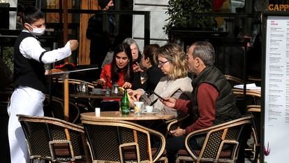 Una camarera atiende a dos clientes en la terraza de un bar en el centro de Madrid, la semana pasada.