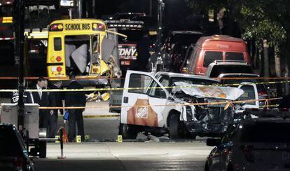 El ataque ha sido perpetrado por Sayfullo Saipov, originario de Uzbekistán. El hombre de 29 años arrolló con una camioneta a varias personas en la zona del bajo Manhattan, en el centro de Nueva York. En la imagen, la Policía acordona la escena del crimen.