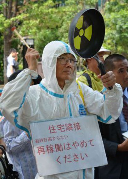 Un grupo de activistas protesta contra la reapertura en Tokio.