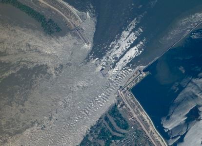 Imagen de satélite de la presa de Nova Kajovka este martes.