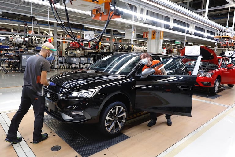 Dos trabajadores en la línea de producción del Seat León en Martorell (Barcelona). SEAT
27/04/2020