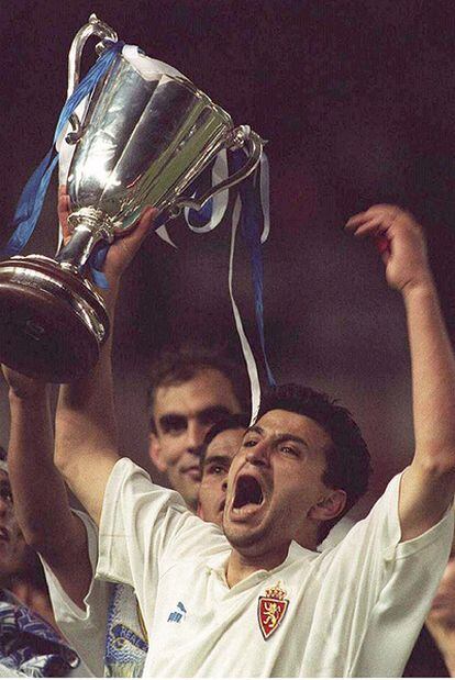 Nayim, después de ganar la Recopa de Europa frente al Arsenal en 1995.