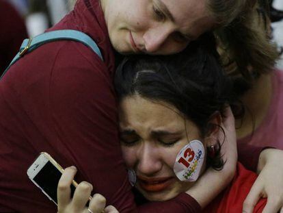 La reacción de los partidarios del candidato del Partido de los Trabajadores, Fernando Haddad, tras el anuncio de la victoria de Jair Bolsonaro en las elecciones presidenciales de Brasil.