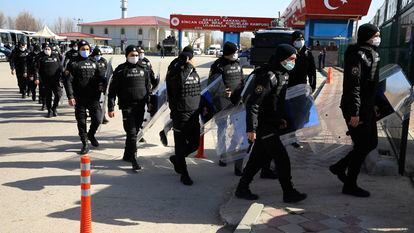 Policías antidisturbios turcos entran en el tribunal que juzgó a 497 acusados por el intento fallido de golpe de Estado de 2016, en Sincan, cerca de Ankara, el pasado 7 de abril.