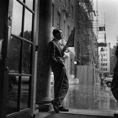 El actor británico, Cary Grant, fotografiado en una calle de California en 1957.