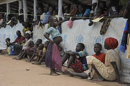 Refugiados de Sudán del Sur en el centro de acogida de Imvepi (Uganda) a la espera de ser registrados.