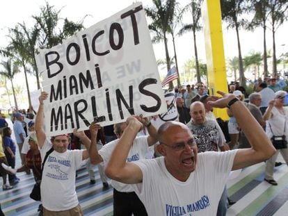 Manifiestación del exilio cubano en Miami contra las declaraciones del entrenador de los Marlins, Ozzie Guillén.