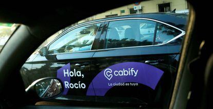  Un vehículos de Cabify circula por una calle en España. 