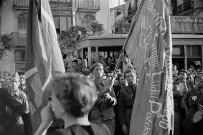 Gerda Taro, de espaldas, fotografiada mientras capturaba con su cámara el funeral del general Lukacs, en Valencia, el 12 de junio de 1937.