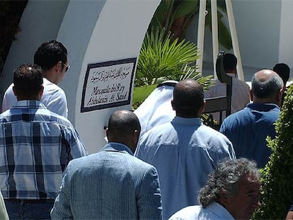 Un grupo de personas entra ayer en la mezquita de Marbella que lleva el nombre del fundador de la dinastía saudí.