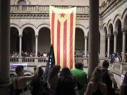 Protesta d'estudiants durant l'ocupació de la UB.