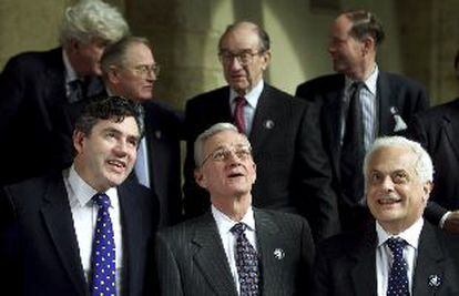 Fila de abajo, de izquierda a derecha: Gordon Brown, del Reino Unido; Paul O'Neill, secretario del Tesoro de EE UU, y Vicenzo Visco, de Italia. Detrás: Willem Duisenberg, del BCE; Edward George, del Banco de Inglaterra; Alan Greenspan, de la Fed, y David Dodge, de Canadá.