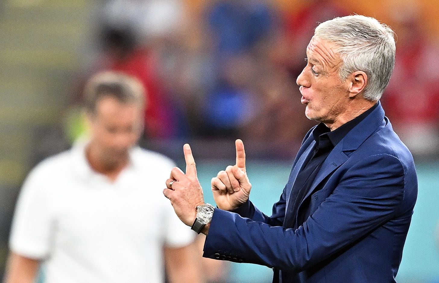 Deschamps da indicaciones desde el banquillo.