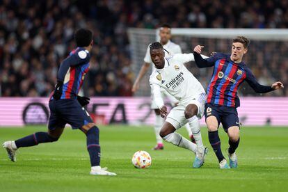 El jugador del F.C. Barcelona Gavi,pugna por el balón con el centrocampista francés del Real Madrid Eduardo Camavinga
