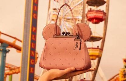 Uno de los bolsos de la colecci&oacute;n limitada de Coach inspirada en Minnie Mouse.