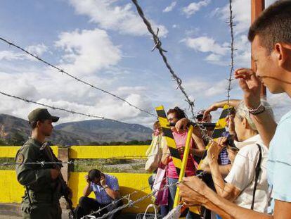 Un grupo de colombianos esperan a cruzar la frontera hacia Venezuela en C&uacute;cuta, norte de Santander, Colombia, el pasado 20 de agosto. 