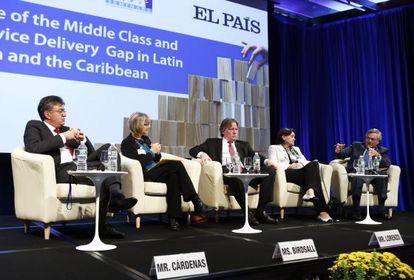 Debate entre Mauricio C&aacute;rdenas, ministro de Hacienda de Colombia; Nancy Birdsall, presidenta del Centro de Desarrollo Global; Fernando Lorenzo, ministro de Finanzas de Uruguay; Marta Lagos, directora ejecutiva del Latinobar&oacute;metro, y el moderador Mois&eacute;s Naim.