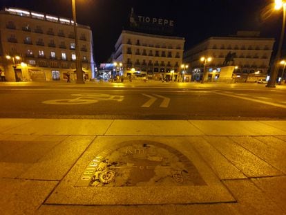 El Kilómetro 0 de la Puerta del Sol, antes del amanecer.