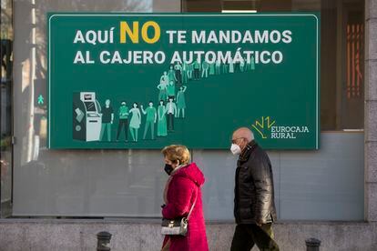 Publicidad de una entidad bancaria en una sucursal en Madrid.